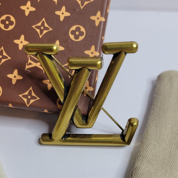 BUNDLE DEAL🎁 3 Pc. LOT, Louis Vuitton Brooch& Earings, Gucci Earings, Dustbags - Picture 3 of 7